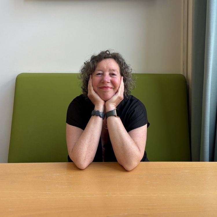 Sacha Simons in de ontmoetingsruimte van Steunpunt Zelfregie & Herstel locatie Utrecht