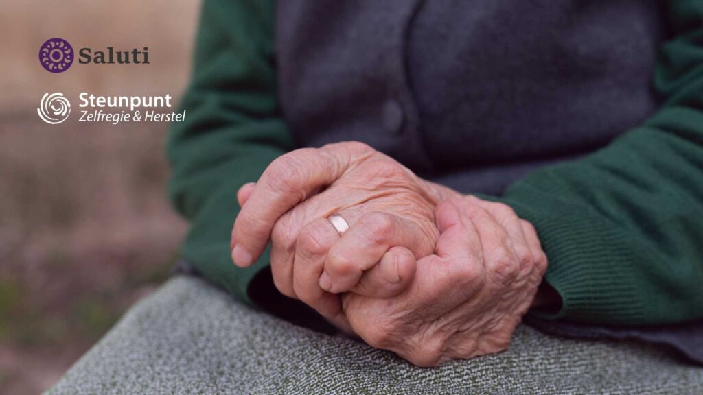 de gevouwen handen van een oude vrouw