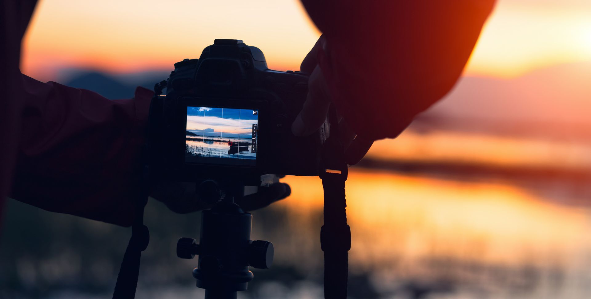 foto van een camera die een mooie zonsondergang vastlegt