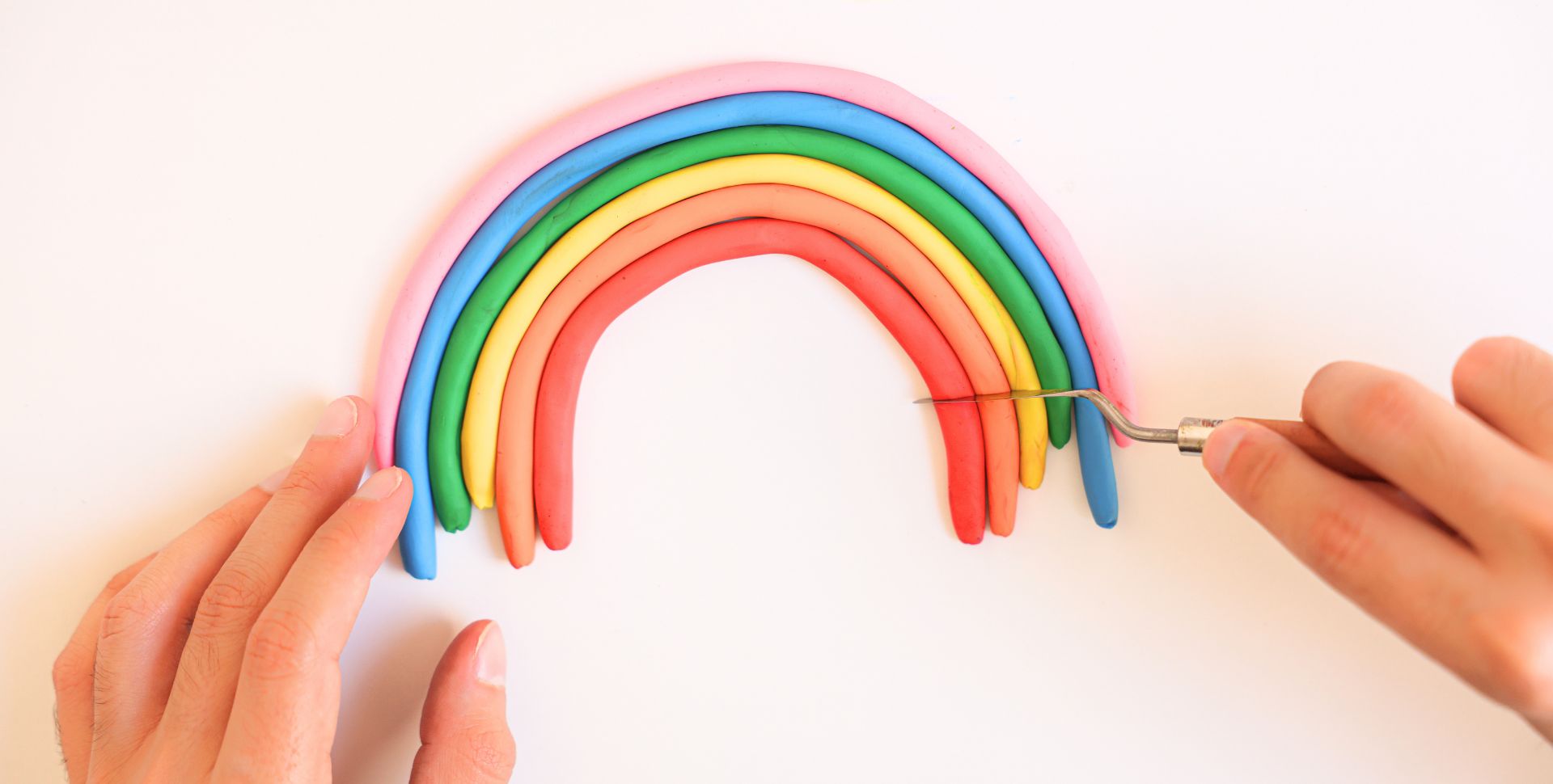 Kleurrijke klei in de vorm van een regenboog