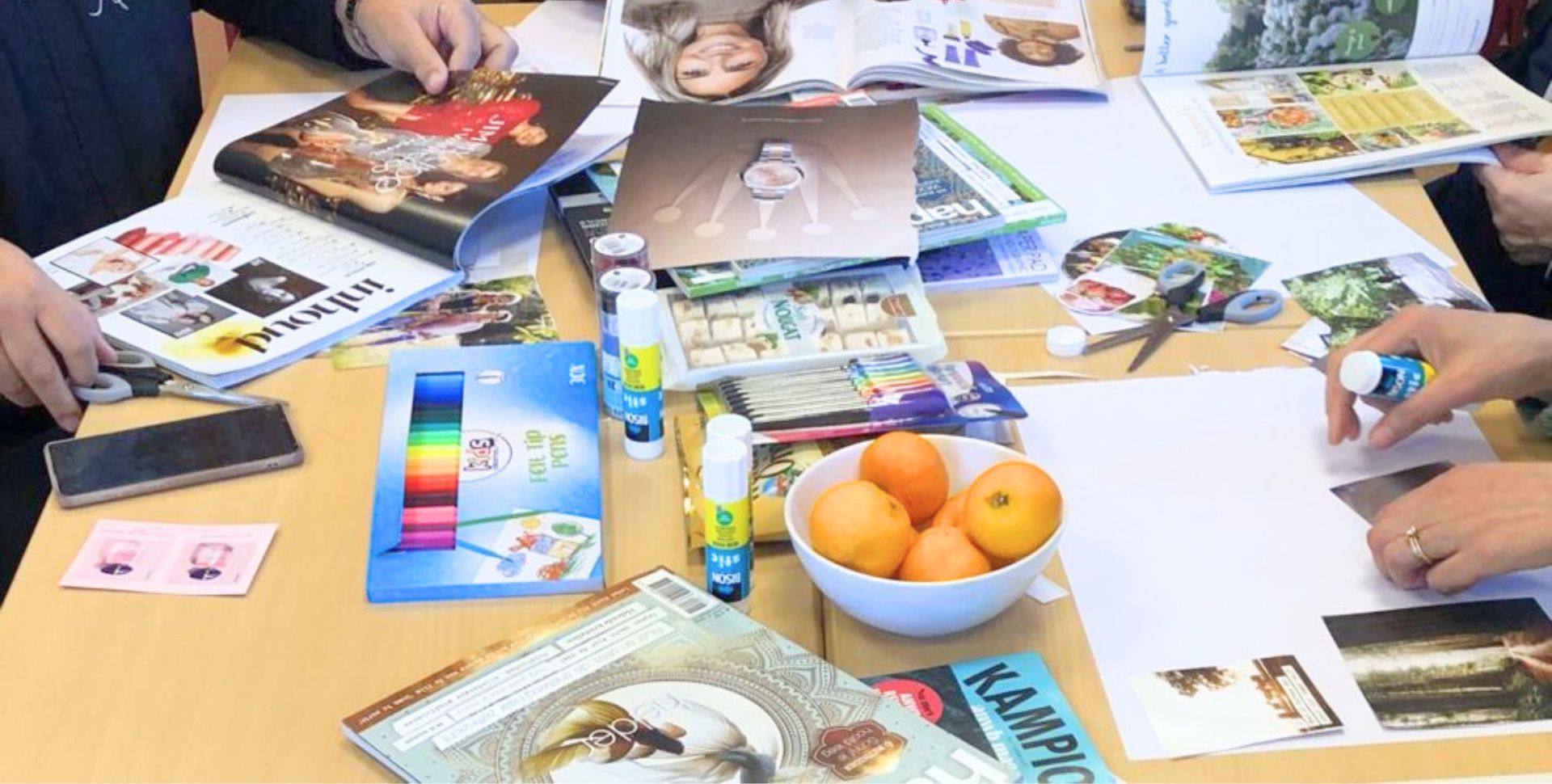 mensen maken een moodboard adhv magazines