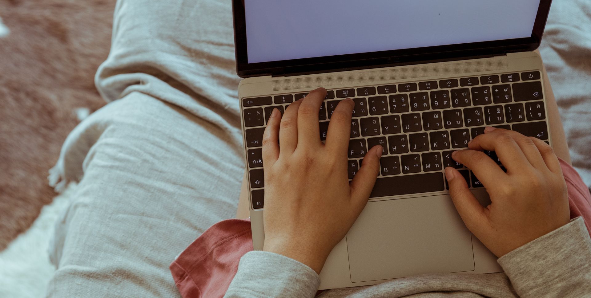 anoniem persoon achter laptop macbook Christine vrijwilliger blog