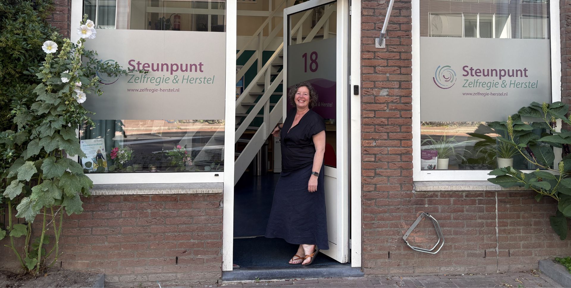 Sacha Simons, deelnemer training acceptatie, staat in de deur van Steunpunt Zelfregie en Herstel op de Kaatstraat locatie Utrecht