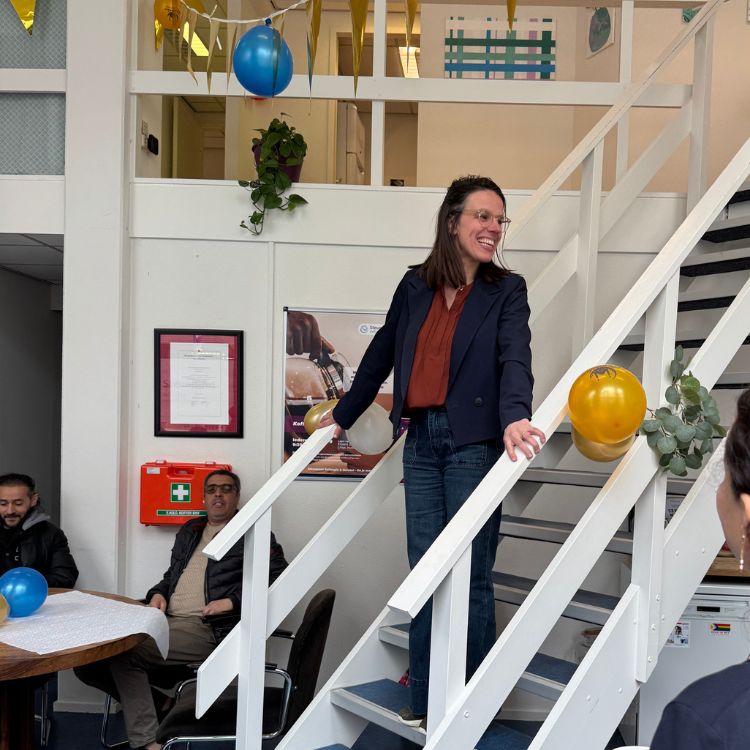 Daphne van Dijk Suikerfeest op trap bij locatie utrecht