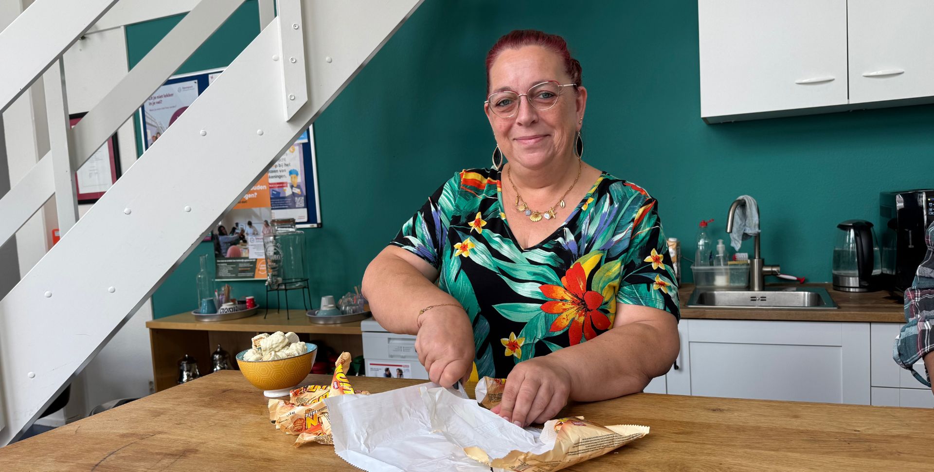Vrijwilliger Laura verzorgt de snacks bij Steunpunt Zelfregie & Herstel in Utrecht